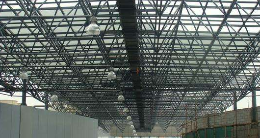 咸宁听网架公司的名目师阐述其网架的季节个性